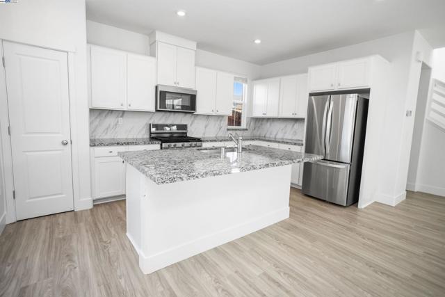 251 E Wrigleys Ave, Mountain House CA: https://media.crmls.org/mediaz/6155cf24-4db7-4b03-b2d9-1be13aac1d8e.jpg