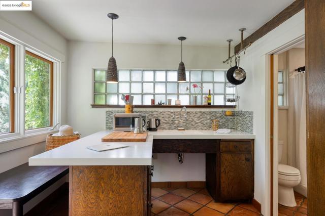 2901 Monticello AVE, Oakland CA: https://media.crmls.org/mediaz/61570403-6e7e-4eb5-93f0-0e8cd6facc8c.jpg