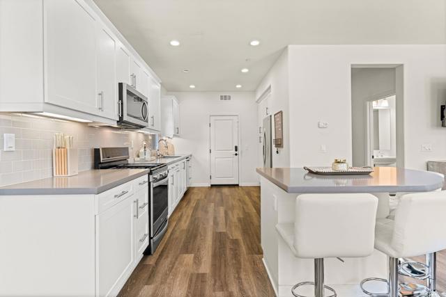 Detail Gallery Image 5 of 44 For 16094 Veridian Cir, San Diego,  CA 92127 - 3 Beds | 2/1 Baths