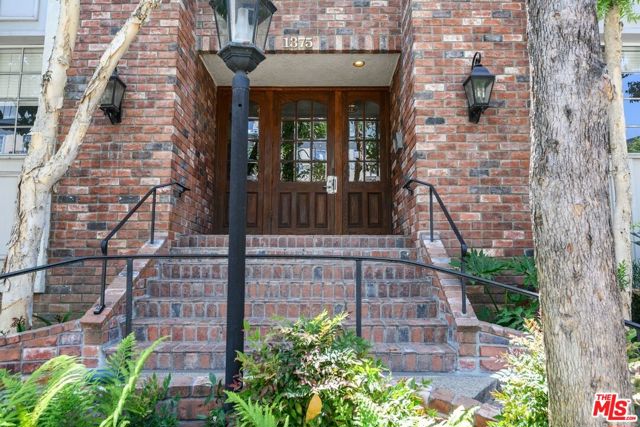 1375 Kelton Avenue, Los Angeles CA: https://media.crmls.org/mediaz/615883a5-ae57-4644-8cc6-ae7a8a6abd61.jpg