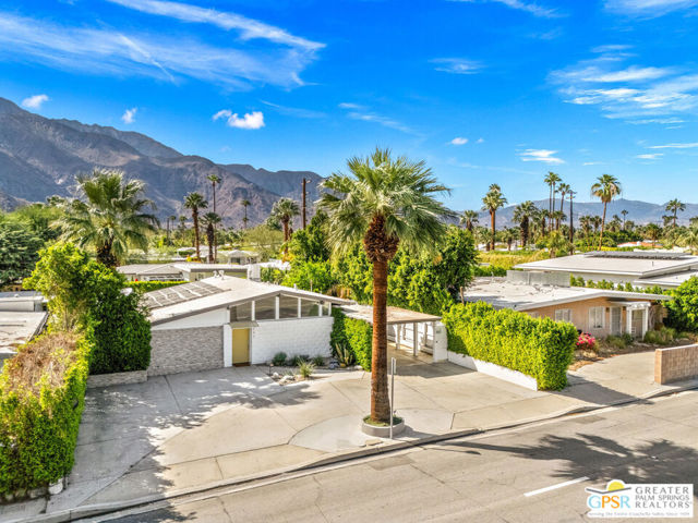 547 N Sunrise Way, Palm Springs CA: https://media.crmls.org/mediaz/61590ec5-bcd1-438f-9794-c099414b75cb.jpg