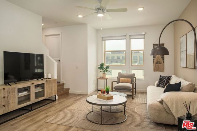 2724 N Rana Way, Los Angeles CA: https://media.crmls.org/mediaz/61594e57-1195-4550-ae29-632c9a1f4e24.jpg