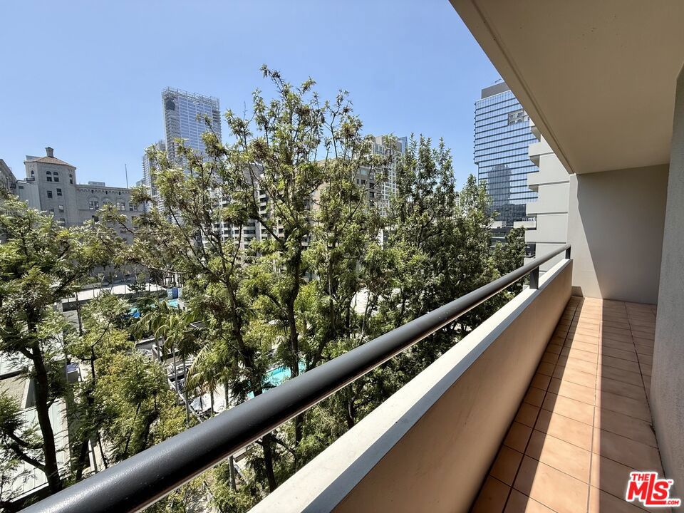 https://media.crmls.org/mediaz/6159cf80-656b-42d8-a9c7-9864348315ca.jpg?preset=X-Large