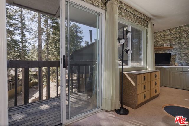 1629 Majestic Pines Drive, Mammoth Lakes CA: https://media.crmls.org/mediaz/6159f8f7-ce1d-457a-afd6-d55d372e06bc.jpg