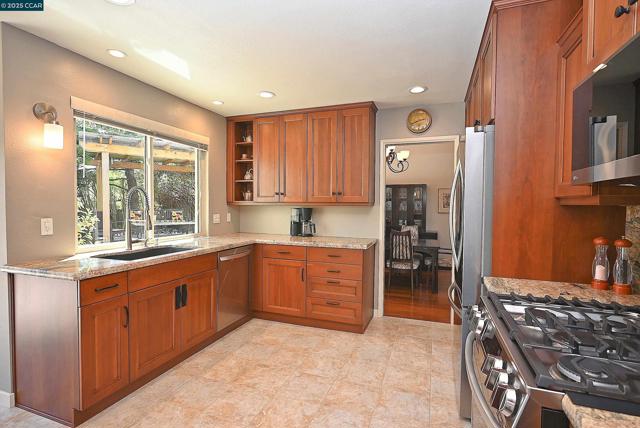 594 Morning Glory Dr, Benicia CA: https://media.crmls.org/mediaz/615aabb1-2109-4f47-be56-30ff67e05457.jpg