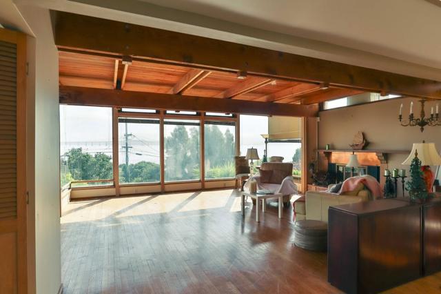 4980 Paradise Drive, Tiburon CA: https://media.crmls.org/mediaz/615b7a40-0068-4939-b735-78a82e241cd1.jpg