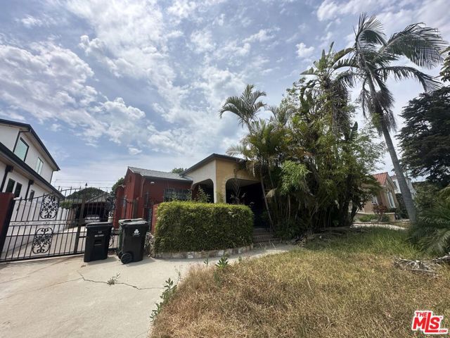 561 N Plymouth Boulevard, Los Angeles CA: https://media.crmls.org/mediaz/615d0113-41ff-4f08-bf5d-58a81232070d.jpg