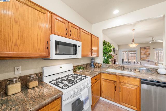1983 Cork Oak Ln, Manteca CA: https://media.crmls.org/mediaz/615d97dc-f1f4-4468-b995-2da74ff40ef1.jpg