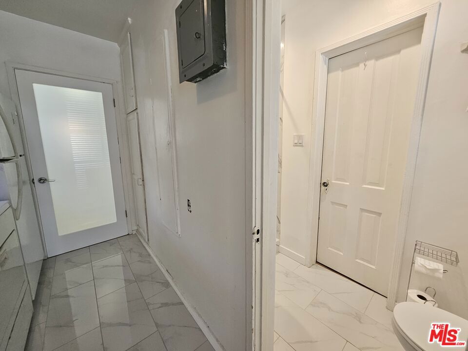 https://media.crmls.org/mediaz/615e1c51-2753-4bcf-ab43-b33e4f321569.jpg?preset=X-Large