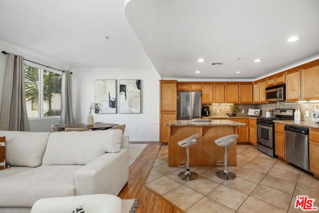 13200 Pacific Promenade, Playa Vista CA: https://media.crmls.org/mediaz/615e753f-929f-4fee-9865-64433d7e0500.jpg