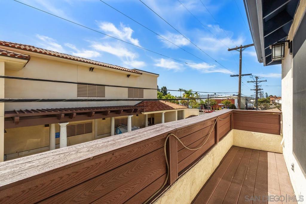 https://media.crmls.org/mediaz/615f4253-8f39-4c6c-91e8-7c3de4e0c693.jpg?preset=X-Large