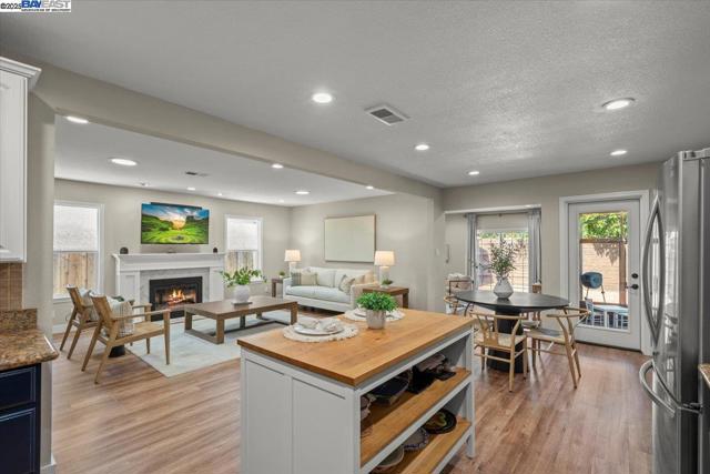 7412 Birkdale Dr, Newark CA: https://media.crmls.org/mediaz/615f5c3a-e48a-43b4-82f6-e9cf8bf1b01e.jpg