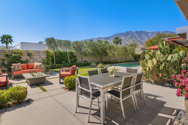 1069 Azure Court, Palm Springs CA: https://media.crmls.org/mediaz/615fecb1-05c0-4c64-9ec8-e6f024e0a91b.jpg