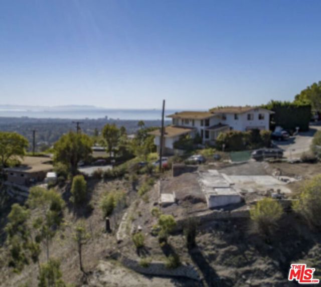 1510 N Tigertail Road, Los Angeles CA: https://media.crmls.org/mediaz/61606004-72a0-4ba9-8e32-99a10dc088e0.jpg