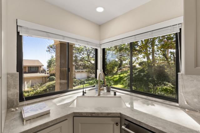 6489 Caminito Catalan, La Jolla CA: https://media.crmls.org/mediaz/61607ffe-9ea3-46d0-a367-9f01312212b5.jpg