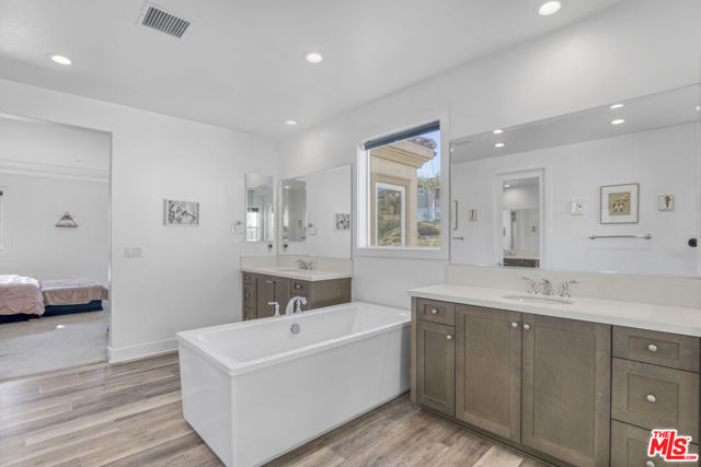 12333 N Finch Court, Porter Ranch CA: https://media.crmls.org/mediaz/6160a735-dea0-40aa-be99-ba96508a350e.jpg