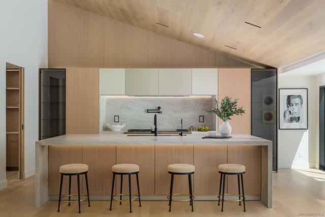 5826 Soledad Mountain Rd, La Jolla CA: https://media.crmls.org/mediaz/61612932-7a70-48c3-8641-17216bd19341.jpg