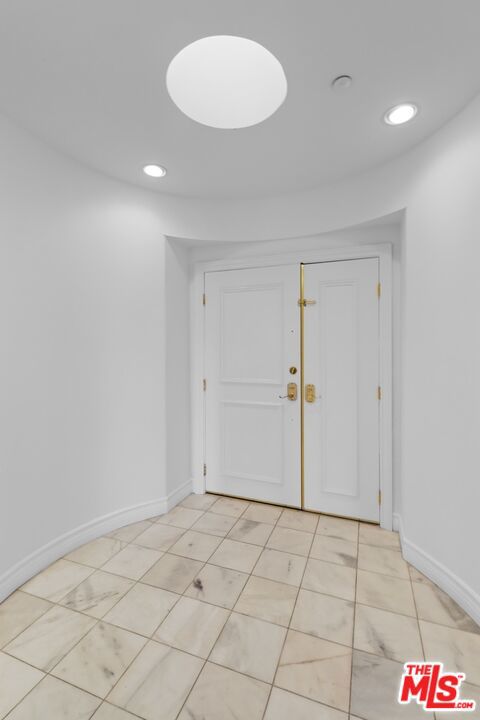 121 N Almont Drive, Beverly Hills CA: https://media.crmls.org/mediaz/61612bf8-56c2-4183-8990-38e69b2aec04.jpg