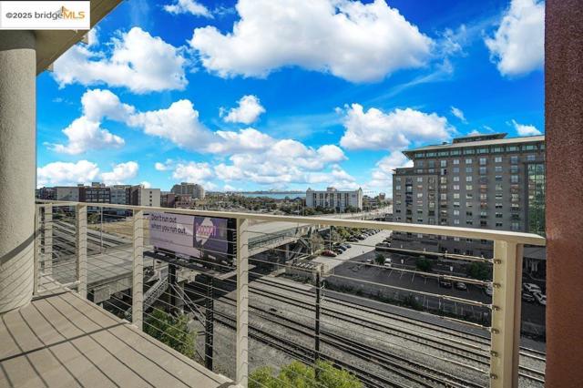 5855 Horton St, Emeryville CA: https://media.crmls.org/mediaz/61622779-8cc4-4712-8f36-e9e66730e22e.jpg