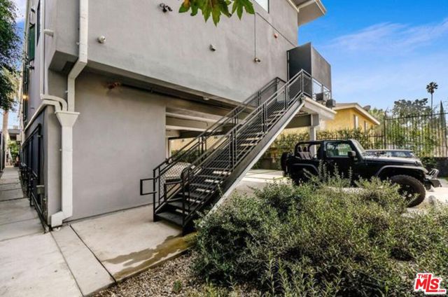 321 N Bixel Street, Los Angeles CA: https://media.crmls.org/mediaz/6162356f-27a6-4dd4-9c10-3510e8695a63.jpg