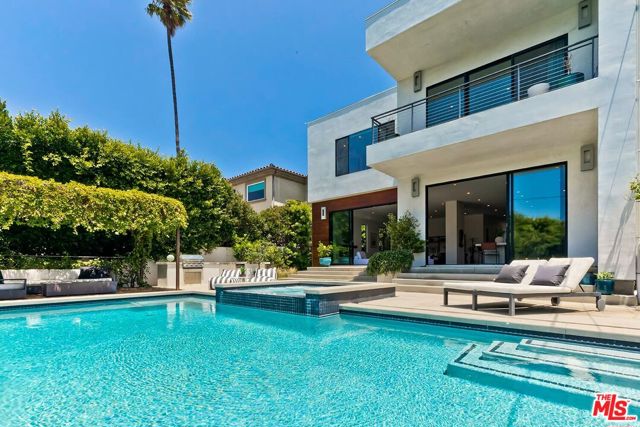 3571 Colonial Avenue, Los Angeles CA: https://media.crmls.org/mediaz/61630182-0a02-4de7-8572-605f8c5a48f6.jpg