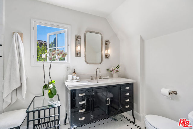 233 S Saltair Avenue, Los Angeles CA: https://media.crmls.org/mediaz/616323a2-dcaf-45ab-ae13-c4220d0bfbef.jpg