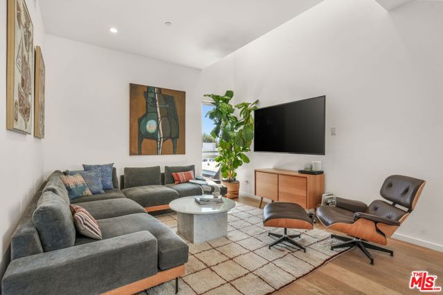 3724 1/2 Vinton Avenue, Los Angeles CA: https://media.crmls.org/mediaz/61632f32-ac71-4cbe-80f8-def6c390c9fa.jpg