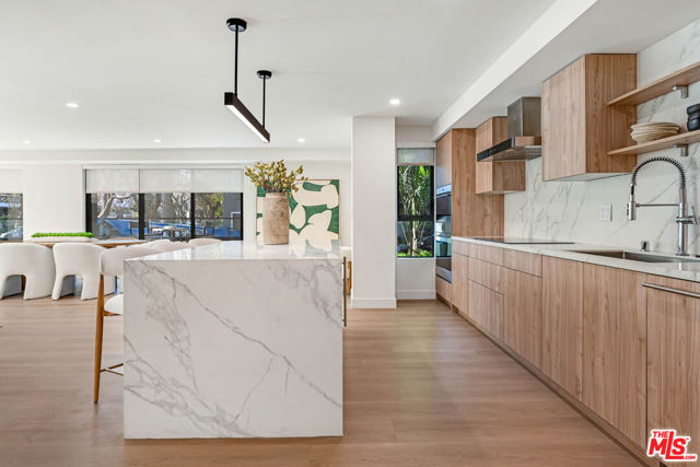 350 N Palm Drive, Beverly Hills CA: https://media.crmls.org/mediaz/616364d1-9098-41b9-8e88-1095d57c51b7.jpg