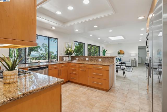 361 Castle Crest Rd, Alamo CA: https://media.crmls.org/mediaz/61637c06-2779-4d53-b32b-f9afb9470d80.jpg