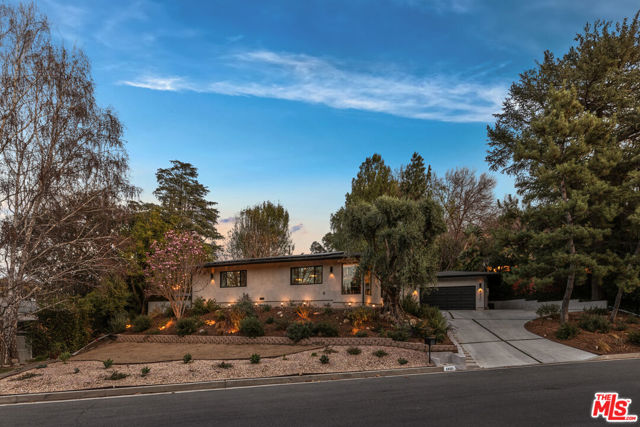 4430 Natoma Avenue, Woodland Hills CA: https://media.crmls.org/mediaz/6163a677-490b-47e1-81ce-3e3376608d14.jpg