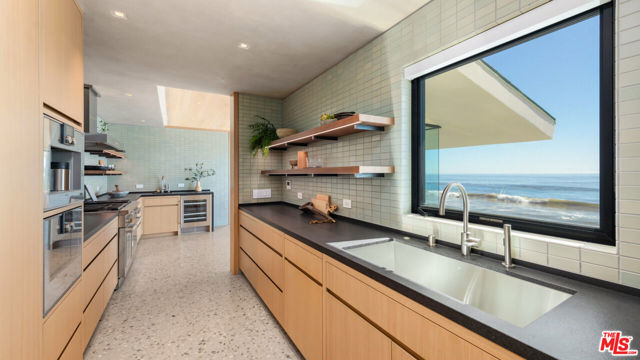 31388 Broad Beach Road, Malibu CA: https://media.crmls.org/mediaz/6163aefd-17db-4037-8c57-9f298dece1dc.jpg