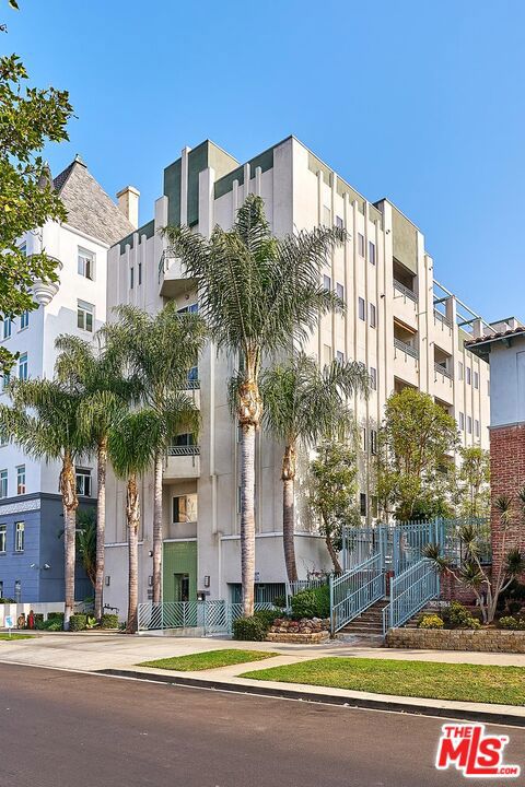 906 S Serrano Avenue, Los Angeles CA: https://media.crmls.org/mediaz/61647965-3e83-4873-afb7-42cef0d2589d.jpg