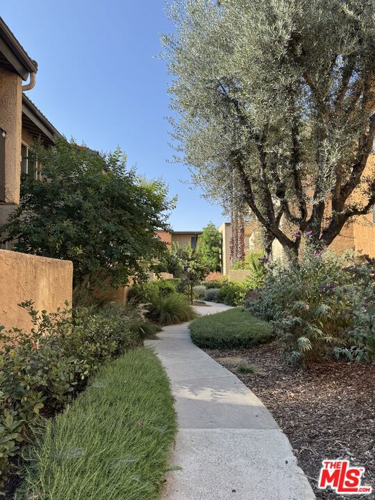 15425 Sherman Way, Van Nuys CA: https://media.crmls.org/mediaz/6164e840-aa4d-4ec7-bae0-c11bd972451a.jpg