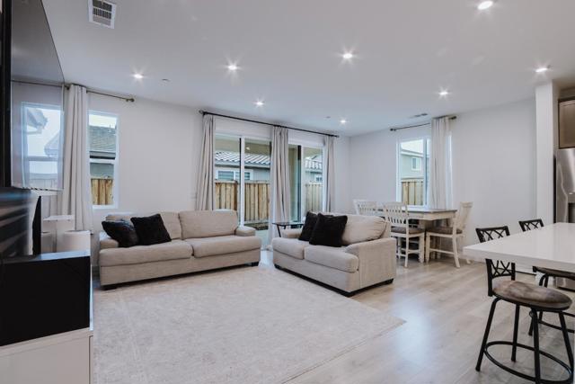 554 Pleasant Drive, Lathrop CA: https://media.crmls.org/mediaz/61670b6d-6977-49d9-9e61-5f89669223d4.jpg