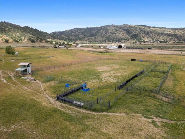 20256 Sasia RD, Tehachapi CA: https://media.crmls.org/mediaz/61673e89-1bcf-4523-8b88-90c46fb27a7b.jpg