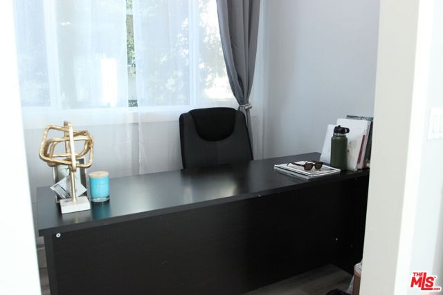 433 S Wilton Place, Los Angeles CA: https://media.crmls.org/mediaz/61674926-5435-4a07-ad15-4ce108ca7261.jpg