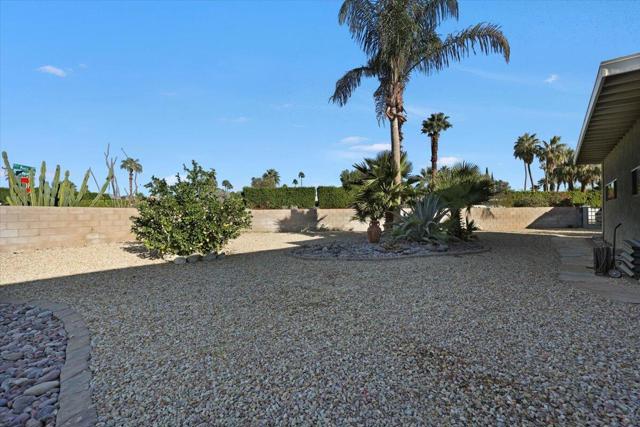 1617 E Paseo El Mirador, Palm Springs CA: https://media.crmls.org/mediaz/6167e5be-2e3a-4369-8ddc-150d87dd4e06.jpg