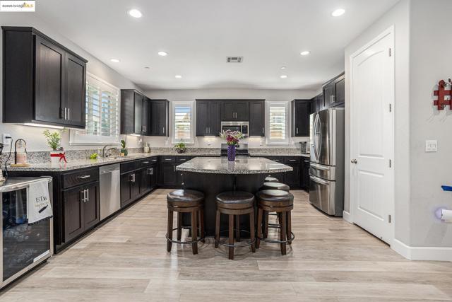 525 Stone Mountain Dr, Oakley CA: https://media.crmls.org/mediaz/6167e64f-1aa6-43df-998c-0dc3755e95b5.jpg