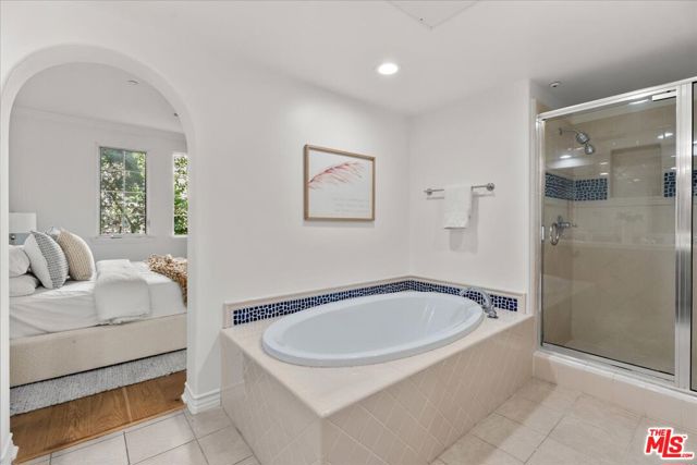 5935 Playa Vista Drive, Playa Vista CA: https://media.crmls.org/mediaz/6168642c-982b-4443-96df-37289279ea8f.jpg