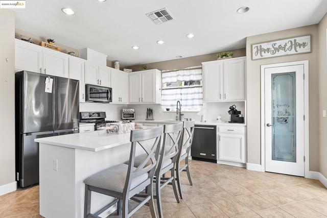 150 Ridge Crest Ct, Oakley CA: https://media.crmls.org/mediaz/61688706-0470-4fd8-af79-789da746b082.jpg