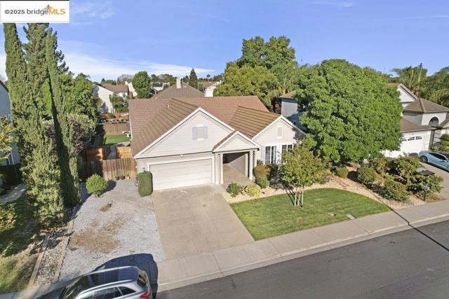 1030 Orchid Dr, Brentwood CA: https://media.crmls.org/mediaz/616a36f4-152b-48bc-87ff-c765d9e36616.jpg