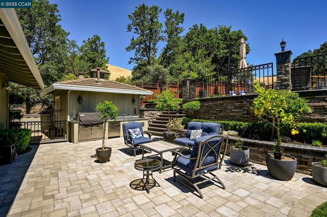 1883 Piedras Cir, Alamo CA: https://media.crmls.org/mediaz/616a7a20-793f-4d10-9b8b-4b72e8d15164.jpg