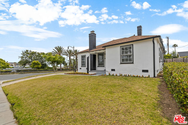 9829 S 7th Avenue, Inglewood CA: https://media.crmls.org/mediaz/616a8069-f1d8-46f1-8414-78d1debcc1b3.jpg