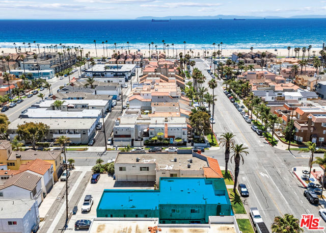 306 17th Street, Huntington Beach CA: https://media.crmls.org/mediaz/616b17e1-84fd-4340-8a1e-1c397a818262.jpg