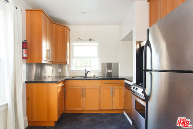 547 Brooks Avenue, Venice CA: https://media.crmls.org/mediaz/616b992a-fdc3-4ff5-beb9-5e66e15816ca.jpg