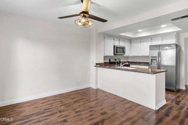 607 White Oak Lane, Newbury Park CA: https://media.crmls.org/mediaz/616cafdb-1b45-4444-bfed-4492140d7f93.jpg