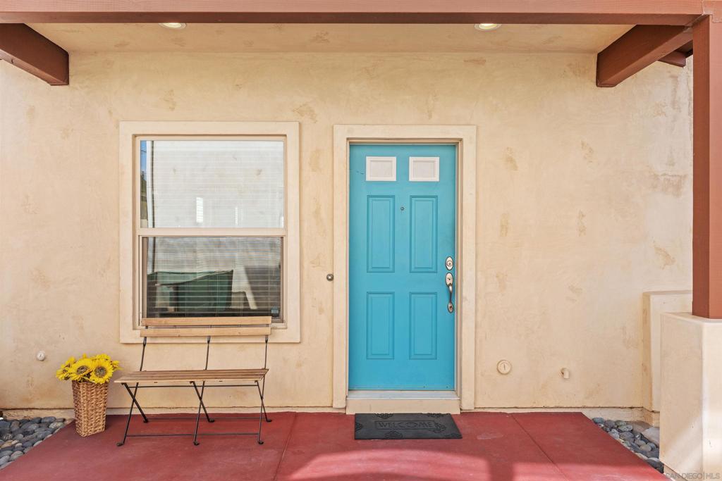 https://media.crmls.org/mediaz/616e45f6-e810-495d-bbff-3c29e70ced1e.jpg?preset=X-Large