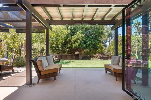 1180 Devonshire Dr, Encinitas CA: https://media.crmls.org/mediaz/61713698-676c-4bcc-9ba4-2aec4a8e7219.jpg