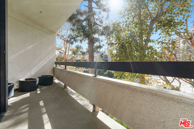 2102 Century Park Lane, Los Angeles CA: https://media.crmls.org/mediaz/6172768d-71d8-49f7-89a9-a41aaea461c8.jpg