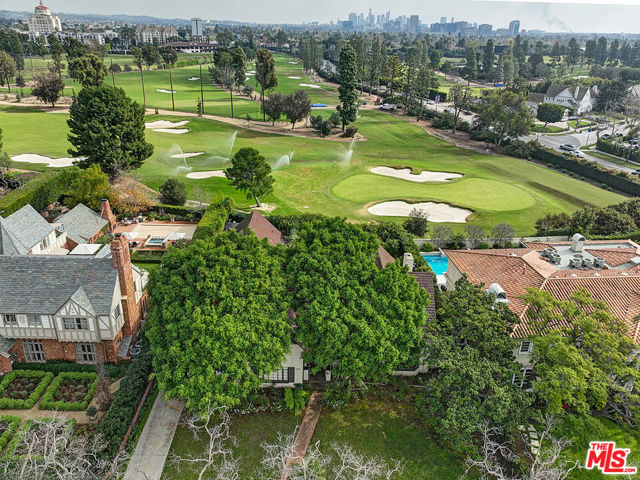 322 N June Street, Los Angeles CA: https://media.crmls.org/mediaz/61727c1f-c75f-4c15-8845-331759f64590.jpg